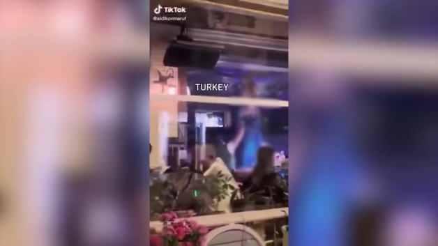 İstanbul’da tarihi camide ezan okunurken yanı başında dansöz oynattılar