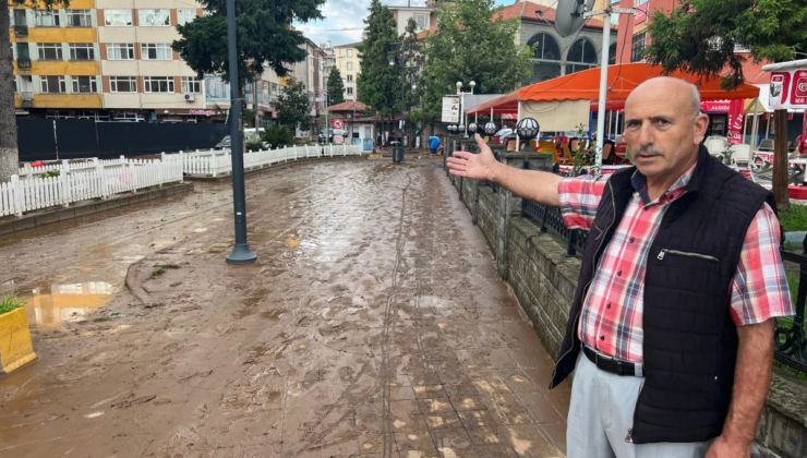 Trabzon’da sel sularının çekilmesiyle sokaklar çamura bulandı